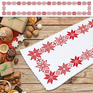 Può includere: Un runner da tavola bianco con fiocchi di neve ricamati in rosso e un bordo all'uncinetto. Il runner è su un tavolo di legno con decorazioni natalizie.