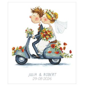 Könnte beinhalten: Ein Kreuzstichmuster mit einem Paar auf einem blauen Roller, verziert mit roten und gelben Blumen. Die vordere Person trägt einen dunklen Anzug, die hintere ein weißes Kleid mit Schleier. Der Text lautet: JULIA & ROBERT 29-08-2026.