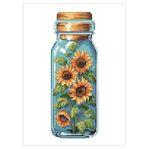 Op de afbeelding: Een glazen pot met een kurken deksel gevuld met zonnebloemen. De zonnebloemen zijn geel met bruine centra en groene bladeren. De pot is helder en heeft een blauwe tint.