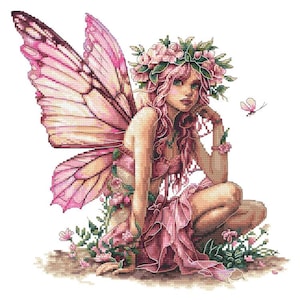 Puede incluir: Un diseño de punto de cruz de un hada con alas rosas, una corona floral y un vestido rosa. El hada está arrodillada entre vegetación y flores, con una mariposa cerca. La obra de arte tiene una apariencia suave y detallada.
