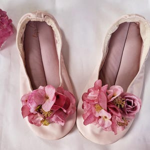 Ivory white leather Wedding Ballet flats with white and light pink flowers matched to wedding bouquet Wedding ballerinas Bridal ballet shoes