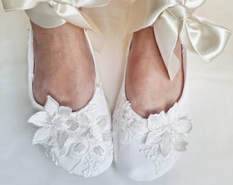 Ballerinas mit Blumenspitze und Satinbändern