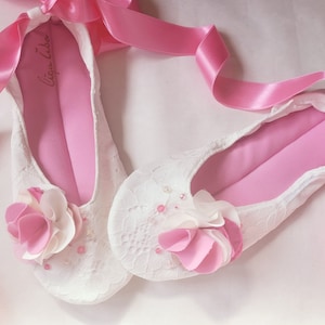 Ballerines de mariage : dentelle crème, fleur rose et ruban de satin