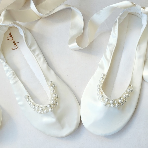 Elfenbein Seide Hochzeit Ballerinas bestickt mit Perlen Passend zum Kleid Breite Passform Hochzeit Schuhe mit Bändern Elfenbein Ballerinas Ballerinas