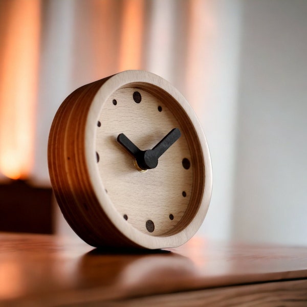 Sleek Birch Plywood Table Clock: A Contemporary Timepiece
