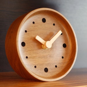 Holz-Schreibtischuhr mit Birken-Zeigern & Punkten - Ein Vintage-Touch für moderne Räume.