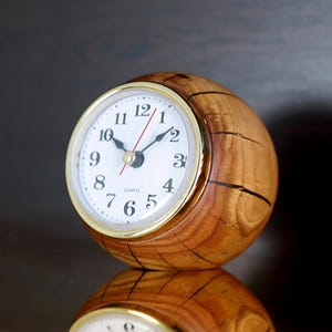 Open haardklok, Klok, Bureauklok, Harshouten bureauklok, Houten bureauklok, Analoge klok, Epoxyharsklok, Analoog bureauklok