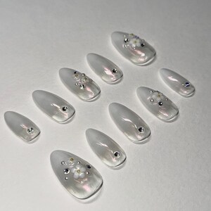 Lovely Daisies  // Handmade Press-on Nails