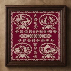 Peut inclure: Un échantillon de point de croix encadré présentant un fond bordeaux profond avec une broderie couleur crème. Le motif comprend l'alphabet dans une police décorative, entouré de quatre vignettes ovales représentant divers animaux et personnages.