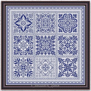 Könnte beinhalten: Ein gerahmtes Kreuzstichmuster mit sechs blau-weißen floralen und geometrischen Designs. Die Designs sind in einem Raster angeordnet, mit einem dunkelbraunen Rahmen. Der Text "INSTANT DOWNLOAD PDF" befindet sich unten.