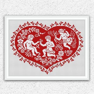 Peut inclure: Un motif de point de croix encadré représentant un cœur rouge avec des chérubins blancs et des motifs floraux. Le cœur est encadré dans un cadre blanc. Le texte "INSTANT DOWNLOAD PDF" est en bas.