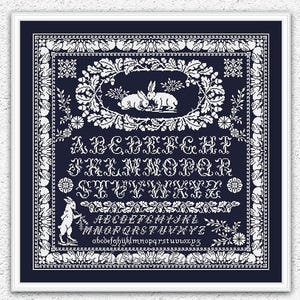 Puede incluir: Un juego de tres tazas de cerámica con un acabado moteado y mate. Las tazas son de color crema, gris claro y gris oscuro. Cada taza tiene un diseño simple y moderno y un asa redondeada.