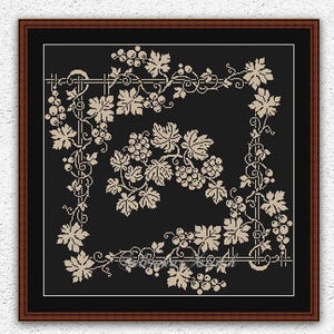 Peut inclure: Motif de point de croix encadré avec un motif de vigne de raisin beige sur fond noir. Le motif comprend des raisins, des feuilles et des vignes, avec le texte "INSTANT DOWNLOAD PDF" en bas.