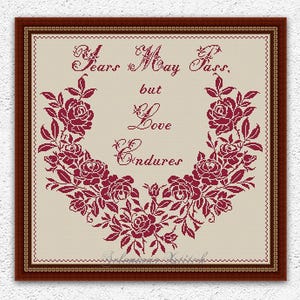 Op de afbeelding: Een ingelijst kruissteekontwerp met de tekst "Years May Pass, but Love Endures", omringd door een bordeauxrode bloemenkrans. Het ontwerp bevat het Selenmar Xstitch-logo en de woorden "Instant Download PDF".