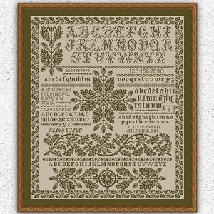 Puede incluir: Un patrón de punto de cruz con un alfabeto, números y un diseño decorativo de hoja de roble. El patrón está en tonos de verde y marrón sobre un fondo beige.
