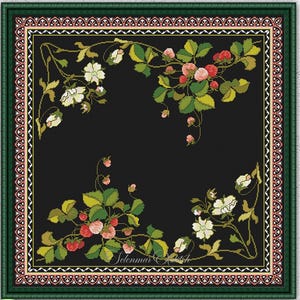 Könnte beinhalten: Ein gerahmtes Kreuzstichmuster mit schwarzem Hintergrund und floralen Erdbeer-Ranken in den Ecken. Die Erdbeeren sind rot und rosa, mit grünen Blättern und weißen Blüten. Der Rahmen ist grün mit einem dekorativen Rand. Der Text unten lautet "INSTANT DOWNLOAD PDF".