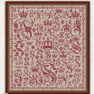 Puede incluir: Un patrón de punto de cruz enmarcado con un diseño repetido de coronas, la letra "S" adornada y elementos florales en rojo sobre un fondo beige. Las palabras "INSTANT DOWNLOAD PDF" están en la parte inferior.