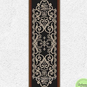 Könnte beinhalten: Ein schwarzes und weißes Kreuzstichmuster mit einem dekorativen Design mit floralem Motiv. Das Muster ist in einem braunen Holzrahmen gerahmt. Das Bild enthält den Text "Selenmar Xstitch Handmade with Love"