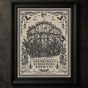 Può includere: Uno schema a punto croce incorniciato con un'illustrazione in nero e beige di una serra vittoriana circondata da rose, teschi, pipistrelli e una luna piena. Il design include l'alfabeto in carattere gotico, candele e una falena in basso.