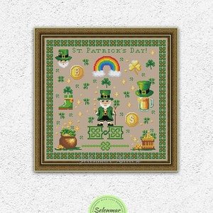 Puede incluir: Un patrón de punto de cruz con un duende verde, un caldero de oro, un arcoíris y otros símbolos del Día de San Patricio. El patrón está enmarcado en un marco marrón y tiene un fondo beige.