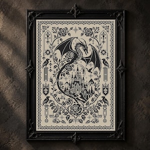 Puede incluir: Un bordado de punto de cruz en negro y crema que presenta un dragón central volando sobre un castillo, rodeado de rosas, cuervos sobre pedestales y bordes góticos ornamentados. La obra está enmarcada en un marco negro rectangular con esquinas decorativas.