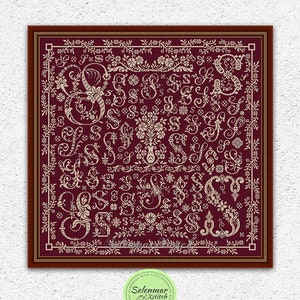 Puede incluir: Un patrón de punto de cruz que presenta un alfabeto vintage con letras ornamentadas y diseños florales. El patrón está enmarcado en un marco burdeos con un borde dorado. El patrón está disponible para descarga instantánea como PDF.