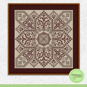 K&ouml;nnte beinhalten: Ein Kreuzstichmuster mit einem geometrischen Design mit filigranen Details in Braun- und Beiget&ouml;nen. Das Muster ist in einem dunkelbraunen Rahmen gerahmt und hat einen wei&szlig;en Hintergrund.
