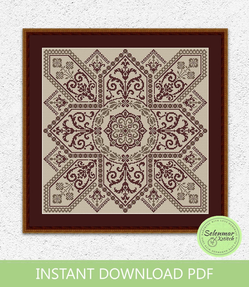 K&ouml;nnte beinhalten: Ein Kreuzstichmuster mit einem geometrischen Design mit filigranen Details in Braun- und Beiget&ouml;nen. Das Muster ist in einem dunkelbraunen Rahmen gerahmt und hat einen wei&szlig;en Hintergrund.