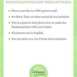 K&ouml;nnte beinhalten: Ein gr&uuml;ner und wei&szlig;er gemusterter Hintergrund mit dem Text "SPECIFICATIONS FOR THIS PATTERN:" gefolgt von einer Liste mit Aufz&auml;hlungszeichen. Die Aufz&auml;hlungszeichen besagen, dass das Muster nur ein PDF-Muster ist, dass kein Stoff, Garn oder andere Materialien enthalten sind, dass das Muster zeigt, wie man das fertige Projekt mit den eigenen H&auml;nden herstellt, dass alle Muster auf Englisch sind und dass man es ausdrucken oder vom Computer aus verwenden kann. Am unteren Rand des Bildes befindet sich ein kreisf&ouml;rmiges Logo mit der Aufschrift "HANDMADE WITH LOVE HANDMADE WITH LOVE" und "Selenmar Xstitch".