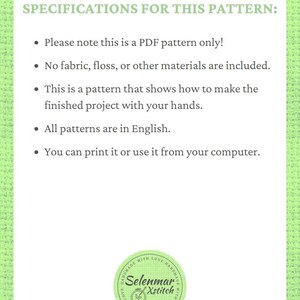Puede incluir: Un fondo con patr&oacute;n verde y blanco con texto que dice "SPECIFICATIONS FOR THIS PATTERN:" seguido de una lista de vi&ntilde;etas. Las vi&ntilde;etas indican que el patr&oacute;n es solo un patr&oacute;n PDF, que no se incluye ning&uacute;n tejido, hilo u otros materiales, que el patr&oacute;n muestra c&oacute;mo hacer el proyecto terminado con tus propias manos, que todos los patrones est&aacute;n en ingl&eacute;s y que puedes imprimirlo o usarlo desde tu computadora. La parte inferior de la imagen presenta un logotipo circular con el texto "HANDMADE WITH LOVE HANDMADE WITH LOVE" que rodea el texto "Selenmar Xstitch".