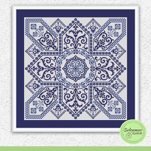 K&ouml;nnte beinhalten: Ein blaues und wei&szlig;es Kreuzstichmuster mit einem geometrischen Design und filigranen floralen Details. Das Muster ist in einem wei&szlig;en Rahmen mit einer blauen Passepartout gerahmt. Das Bild enth&auml;lt den Text "Selenmar Stitch" und "Handmade with Love".