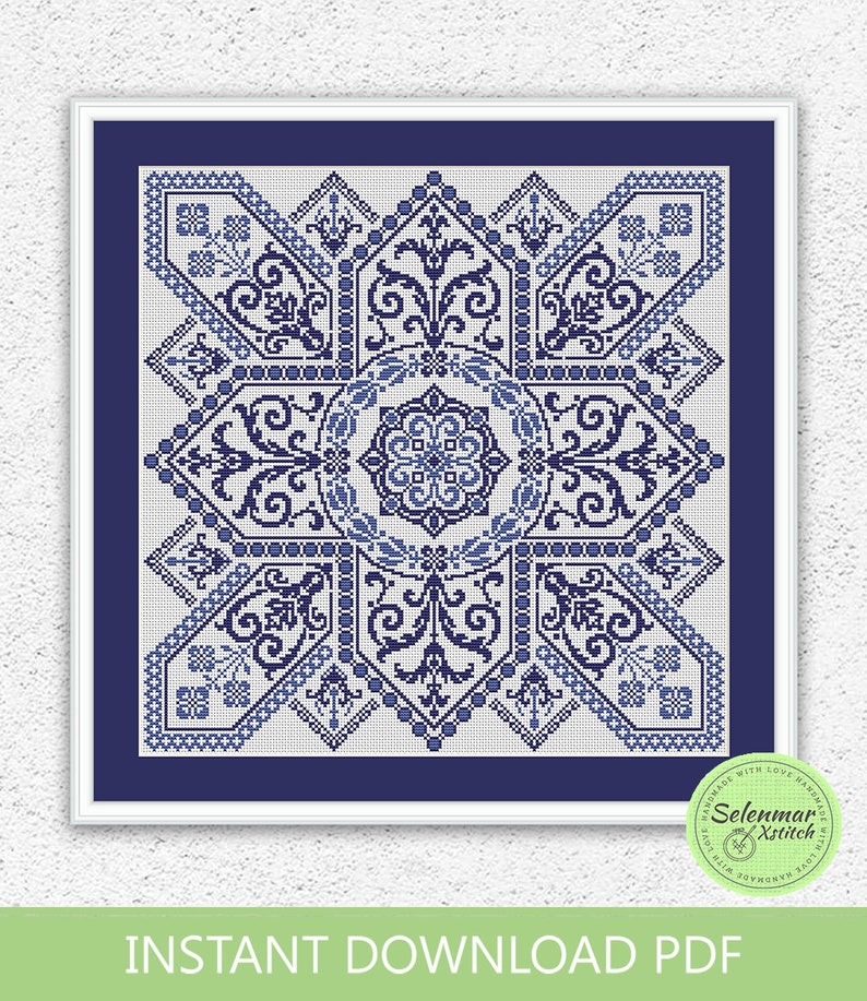 K&ouml;nnte beinhalten: Ein blaues und wei&szlig;es Kreuzstichmuster mit einem geometrischen Design und filigranen floralen Details. Das Muster ist in einem wei&szlig;en Rahmen mit einer blauen Passepartout gerahmt. Das Bild enth&auml;lt den Text "Selenmar Stitch" und "Handmade with Love".