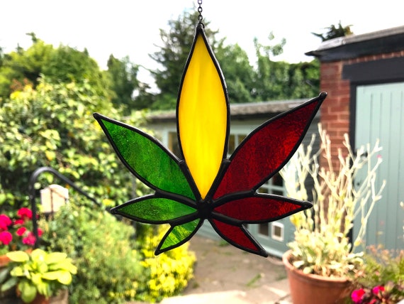 Rasta Chanvre Feuille Suncatcher Home Decor Anniversaire Cadeau Ornement De Fenetre Decor De Jardin Rasta Chanvre Feuille Suncatcher Home Decor Anniversaire Cadeau Ornement De Fenetre Decor De Jardin
