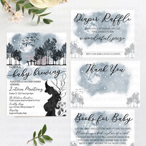 Puede incluir: Un conjunto de cuatro tarjetas imprimibles para un baby shower. Las tarjetas est&aacute;n decoradas con un fondo de acuarela de una luna, estrellas y &aacute;rboles. El texto en las tarjetas dice "There is a baby brewing", "Diaper Raffle", "Thank You" y "Books for Baby".