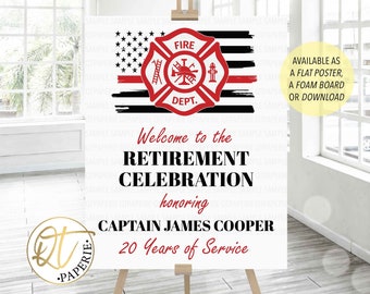 Puede incluir: Un cartel blanco con un emblema de bombero rojo y negro, una bandera estadounidense roja y negra y el texto "Bienvenido a la celebración de jubilación en honor al capitán James Cooper 20 años de servicio". El cartel está disponible como póster plano, tablero de espuma o descarga.