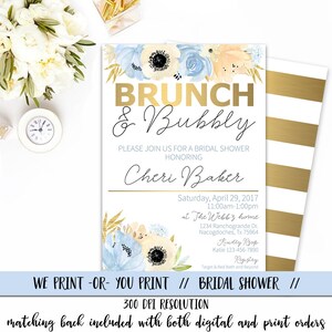 Puede incluir: Una invitación imprimible para una despedida de soltera con un fondo a rayas doradas y blancas. La invitación presenta un diseño floral de acuarela con flores azules y melocotón. El texto dice "Brunch & Bubbly" e incluye el nombre de la novia, la fecha, la hora y la ubicación.