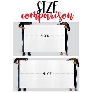 Pu&ograve; includere: Due persone che tengono in alto cartelli rettangolari bianchi con linee tratteggiate nere e il testo "4' x 6'" e "4' x 8'" stampato su di essi. Il testo "SIZE comparison" &egrave; stampato in rosso nella parte superiore dell'immagine.