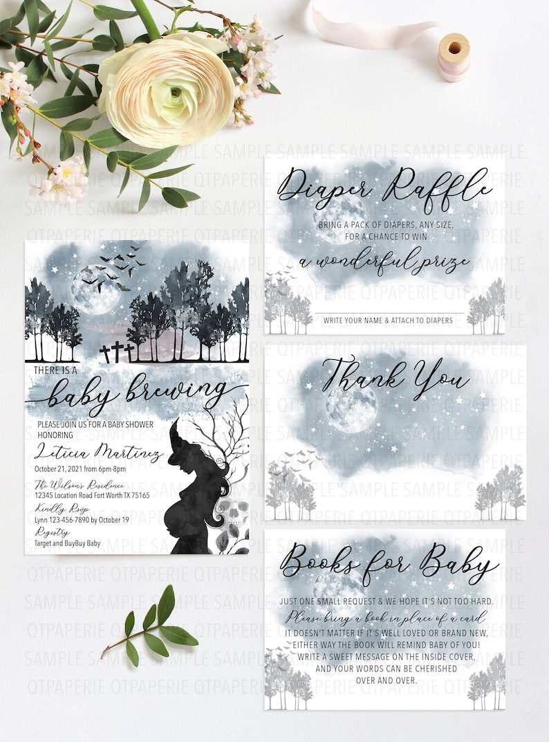 Puede incluir: Un conjunto de cuatro tarjetas imprimibles para un baby shower. Las tarjetas est&aacute;n decoradas con un fondo de acuarela de una luna, estrellas y &aacute;rboles. El texto en las tarjetas dice "There is a baby brewing", "Diaper Raffle", "Thank You" y "Books for Baby".