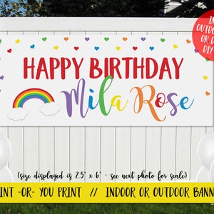Puede incluir: Una pancarta blanca con un arco&iacute;ris, nubes y el texto "HAPPY BIRTHDAY Mila Rose". La pancarta est&aacute; decorada con peque&ntilde;os corazones de varios colores. El texto "(size displayed is 2.5' x 6' - see next photo for scale)" est&aacute; en la parte inferior de la pancarta. El texto "WE PRINT-OR-YOU PRINT // INDOOR OR OUTDOOR BANNER //" est&aacute; en la parte inferior de la pancarta.