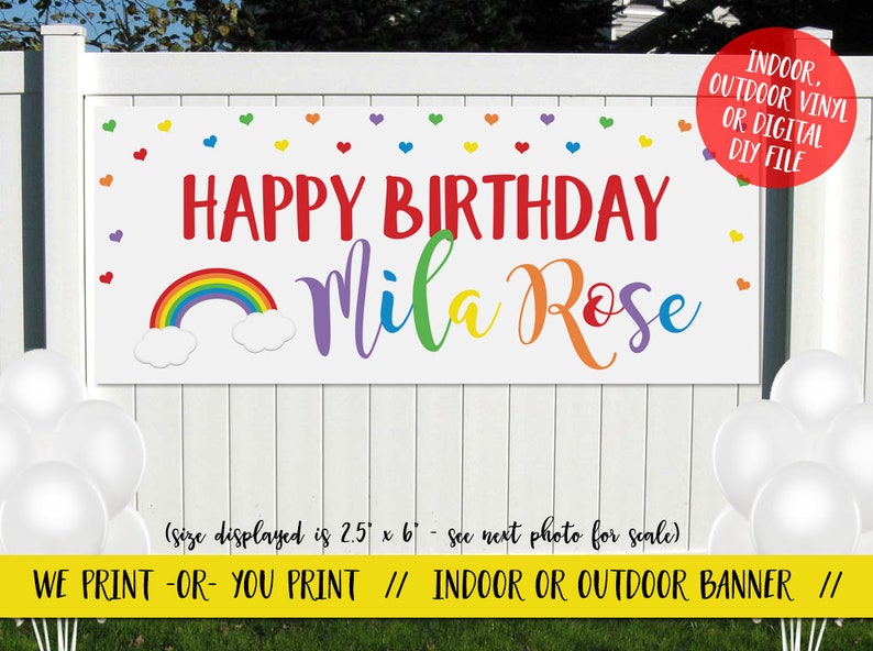 Puede incluir: Una pancarta blanca con un arco&iacute;ris, nubes y el texto "HAPPY BIRTHDAY Mila Rose". La pancarta est&aacute; decorada con peque&ntilde;os corazones de varios colores. El texto "(size displayed is 2.5' x 6' - see next photo for scale)" est&aacute; en la parte inferior de la pancarta. El texto "WE PRINT-OR-YOU PRINT // INDOOR OR OUTDOOR BANNER //" est&aacute; en la parte inferior de la pancarta.