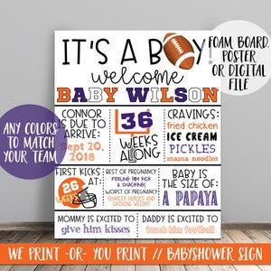 K&ouml;nnte beinhalten: Es ist ein Junge! Babyparty-Schild in Orange und Lila. Das Schild lautet "Es ist ein Junge! Willkommen Baby Wilson". Das Schild enth&auml;lt auch Details zum Geburtstermin, zu den Schwangerschaftsgel&uuml;sten und zur Gr&ouml;&szlig;e des Babys.