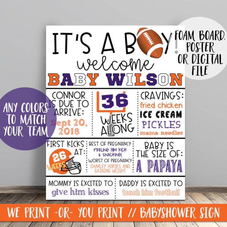 K&ouml;nnte beinhalten: Es ist ein Junge! Babyparty-Schild in Orange und Lila. Das Schild lautet "Es ist ein Junge! Willkommen Baby Wilson". Das Schild enth&auml;lt auch Details zum Geburtstermin, zu den Schwangerschaftsgel&uuml;sten und zur Gr&ouml;&szlig;e des Babys.