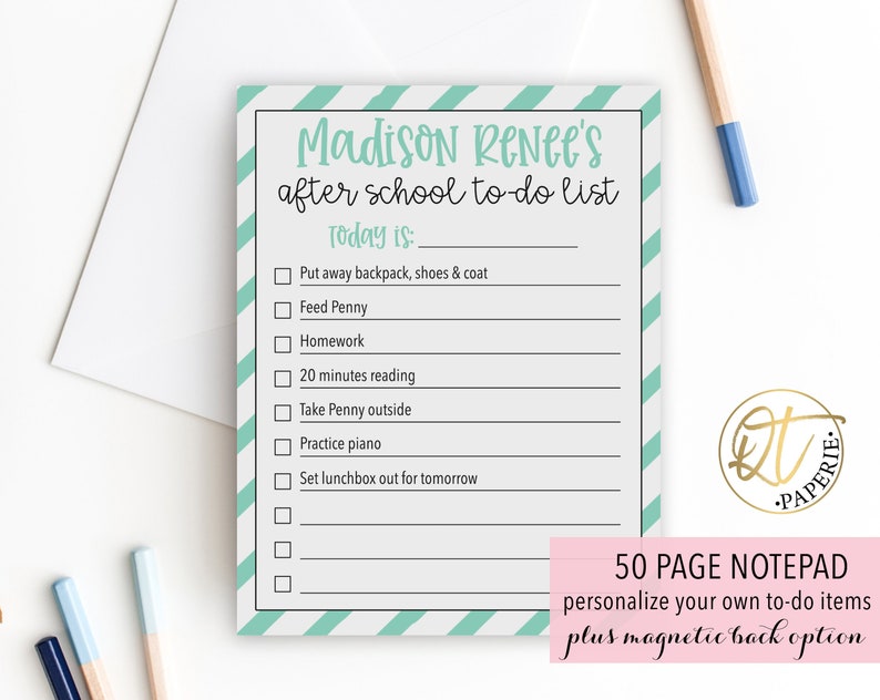 Puede incluir: Un bloc de notas rayado en color verde azulado y blanco con el texto "Madison Renee's after school to-do list" y una lista de tareas para marcar. El bloc de notas tiene 50 p&aacute;ginas y una opci&oacute;n de respaldo magn&eacute;tico.