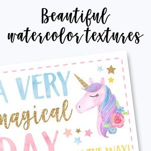 K&ouml;nnte beinhalten: Aquarell-Illustration eines Einhorns mit goldenem Horn, rosa M&auml;hne und blauen und violetten Akzenten. Der Text lautet "A VERY magical DAY" in Blau und Goldglitter. Der Text "Beautiful watercolor textures" steht oben.