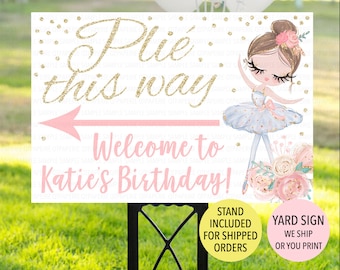 Peut inclure: Une pancarte de jardin imprimable rose et or avec une illustration de ballerine. La pancarte indique "Plié ce chemin Bienvenue à l'anniversaire de Katie !" et comprend une flèche rose pointant vers la droite.