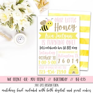Puede incluir: Una invitaci&oacute;n de cumplea&ntilde;os imprimible amarilla y rosa con una ilustraci&oacute;n de abeja y el texto "Our Little Honey Aria Jaclynn is turning one! Let's celebrate her 1st bee-day Saturday, October 20, Arlington TX 1:00-3:00 76014 RSVP to Katie by Oct 31st 123-456-7890"
