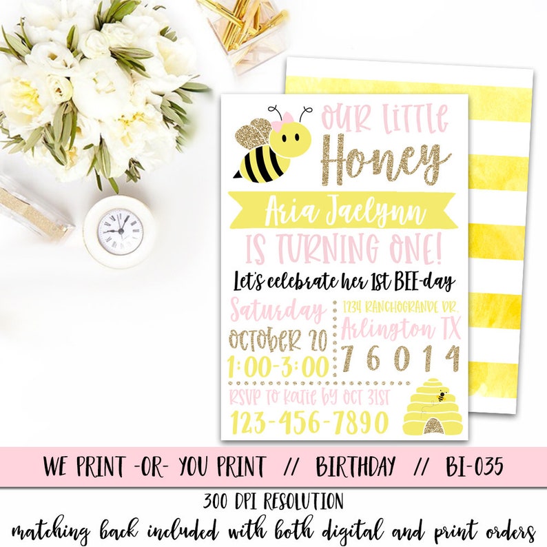 Puede incluir: Una invitaci&oacute;n de cumplea&ntilde;os imprimible amarilla y rosa con una ilustraci&oacute;n de abeja y el texto "Our Little Honey Aria Jaclynn is turning one! Let's celebrate her 1st bee-day Saturday, October 20, Arlington TX 1:00-3:00 76014 RSVP to Katie by Oct 31st 123-456-7890"