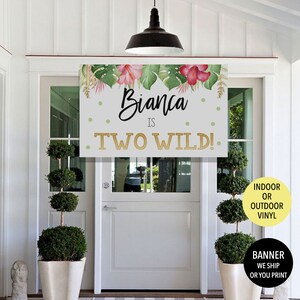 Pu&ograve; includere: Uno striscione di compleanno a tema tropicale con foglie verdi e fiori rosa. Lo striscione recita "Bianca ha due anni ed &egrave; selvaggia!" ed &egrave; stampato su vinile. Lo striscione &egrave; adatto per uso interno o esterno.