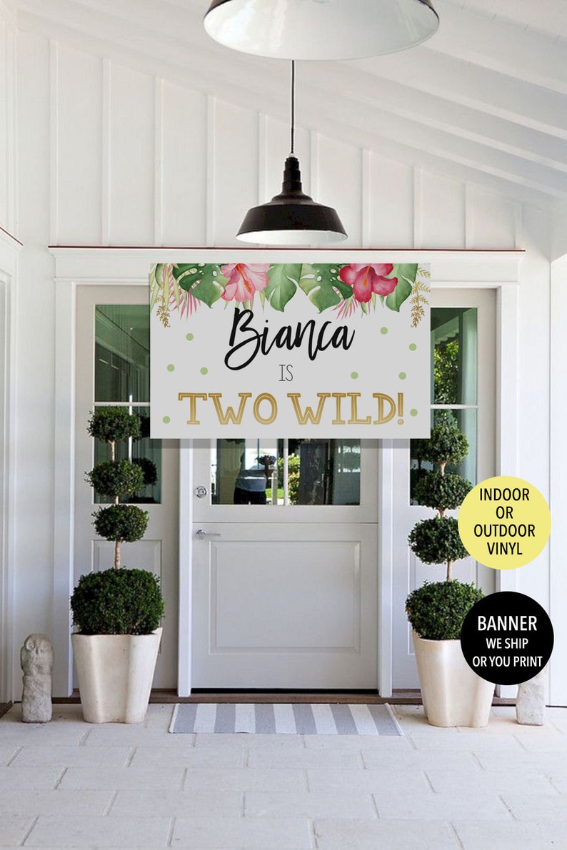 Pu&ograve; includere: Uno striscione di compleanno a tema tropicale con foglie verdi e fiori rosa. Lo striscione recita "Bianca ha due anni ed &egrave; selvaggia!" ed &egrave; stampato su vinile. Lo striscione &egrave; adatto per uso interno o esterno.