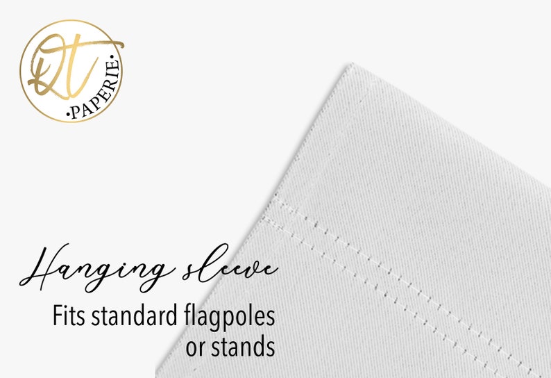 Pode incluir: Manga suspensa de tecido branco com bordas costuradas. O texto "Hanging sleeve" est&aacute; escrito em it&aacute;lico, com o texto "Fits standard flagpoles or stands" abaixo. Um logotipo dourado est&aacute; no canto superior esquerdo.